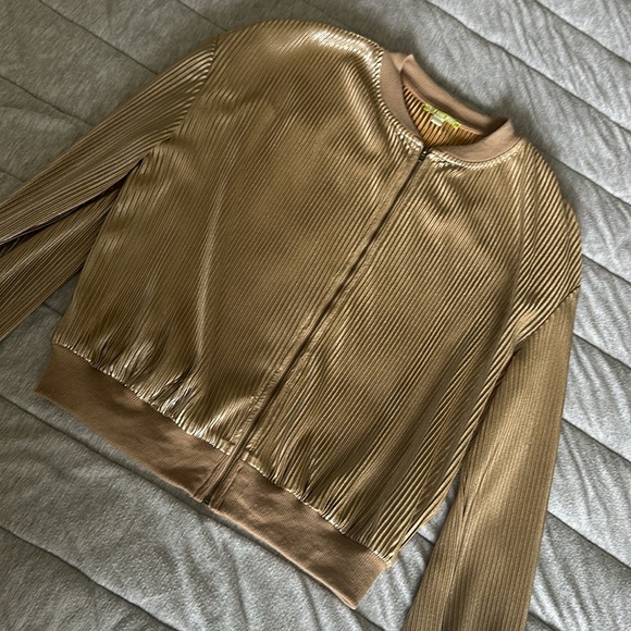 Gold zip up top - Picture 2 of 4